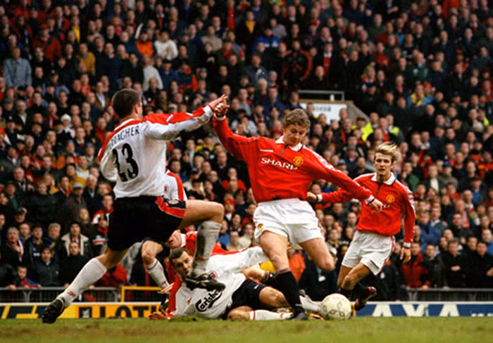 Manchester United 2-1 Liverpool (24/1/1999) - Khởi đầu của Cú ăn ba: Vòng 4 FA Cup, Michael Owen giúp Liverpool dẫn điểm ngay phút thứ 3 và buộc MU tấn công ồ ạt. Sút trúng xà ngang và cột dọc trong suốt trận, tưởng như mọi thứ đã chấm dứt thì ở phút 88, cú đá phạt của Beckham tạo điều kiện cho Andy Cole có pha đánh đầu chuyền bóng tuyệt vời cho Dwight Yorke san bằng tỷ số. Ole Gunnar Solskjaer ấn định 2-1 sau khi đánh lừa cả hàng thủ đội khách.