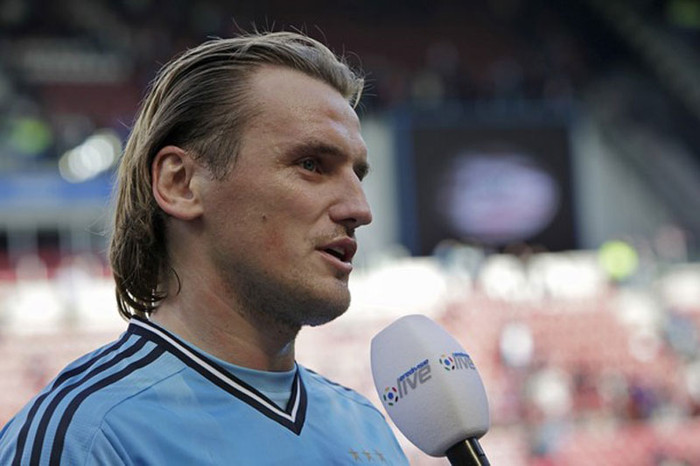 Ở hàng tiền vệ, đội chủ nhà đón những thông tin trái chiều. Theo Janssen (chấn thương háng) đã sẵn sàng để trở lại và thậm chí có thể đá chính, nhưng Eyong Enoh (gân kheo) và Derk Boerrigter (lưng) đang bị đặt nghi vấn, trong khi trên hàng công Kolbeinn Sigthorsson (ảnh) đang vật lộn để kịp có mặt.