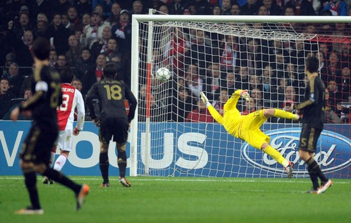 Ajax đã thua 3 trong 5 trận sân nhà gần nhất, tuy vậy Amsterdam Arena sẽ là mảnh đất khô cằn cho các đội bóng ngoại quốc. Lần cuối cùng có một CLB nước ngoài chiến thắng tại đây là vào năm 2005, Arsenal giành chiến thắng 2-1. Kể từ đó tới nay ngay cả Real Madrid hay AC Milan cũng bị cầm chân.