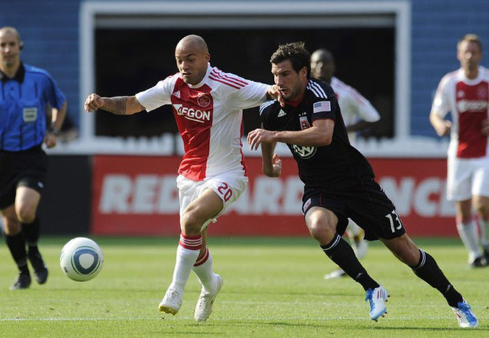 Ở hàng phòng ngự, Andre Ooijer (bắp chân), Gregory Van der Weil (háng) không thể ra sân, buộc ông em nhà Boer phải lấy cầu thủ trẻ Dico Koppers lấp vào vị trí hậu vệ trái.