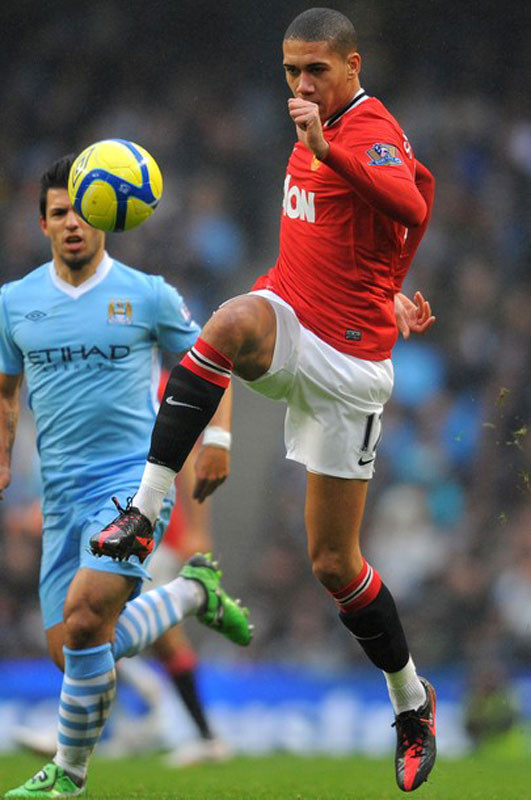 Chris Smalling là cái tên không chắc chắn cho chuyến đi đến Amsterdam, trong khi Anders Lindegaard (mắt cá) , Anderson (không rõ nguyên nhân) và Michael Owen (bắp đùi) vẫn còn một vài tuần nữa để dưỡng thương.