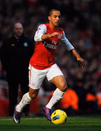 Theo Walcott năm nay đã 23 tuổi, và điều tiến bộ nhất khi nói về cầu thủ này đó là anh vẫn... chạy nhanh như năm 17 tuổi