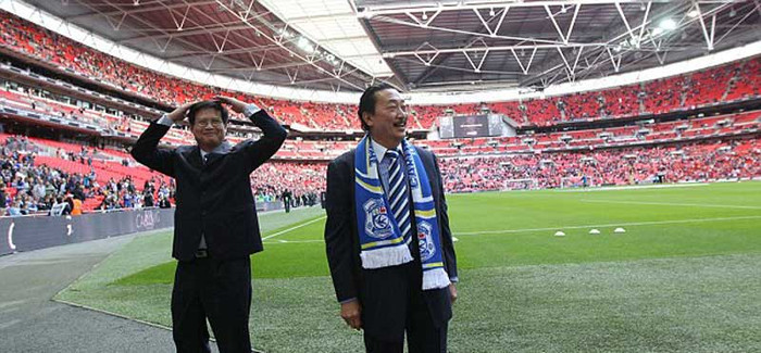 Vị chủ tịch người Malaysia của Cardiff vẫy chào các CĐV