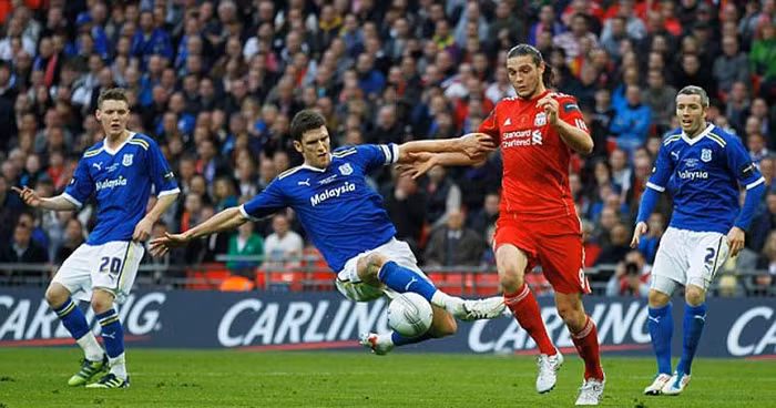 Andy Carroll bị các cầu thủ áo xanh chăm sóc kỹ càng khiến anh không có nhiều cơ hội để chạm bóng chứ chưa nói dứt điểm
