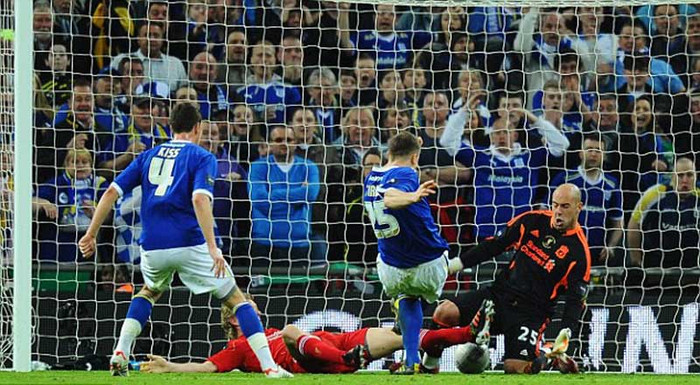 Nhưng 2 phút trước khi hết giờ, Ben Turner san bằng cách biệt