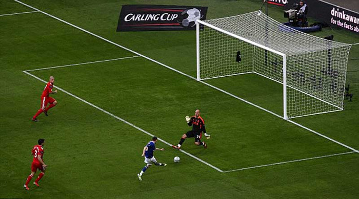 Mason hoàn toàn trống trải sau đường chuyền của Kenny Miller