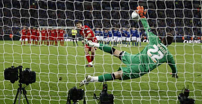 Steven Gerrard đá hỏng trong cú sút đầu tiên của loạt luân lưu