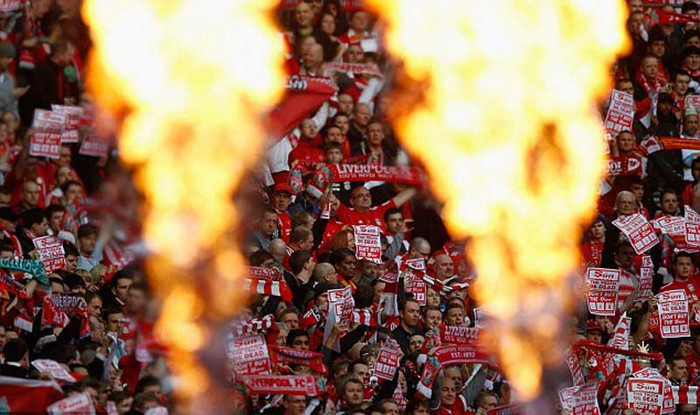 Fan Liverpool đốt biểu ngữ để phản đối tờ The Sun
