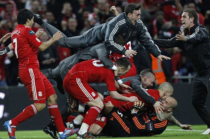 Niềm vui khôn tả của các cầu thủ áo đỏ. Họ đã có được danh hiệu đầu tiên (và có thể là duy nhất) của mùa giải