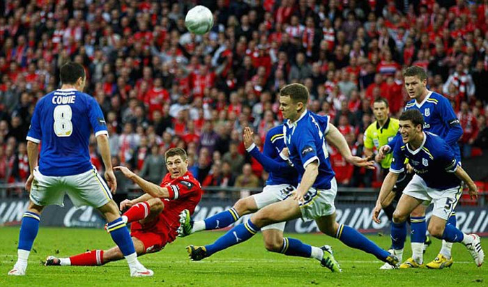 Từ tạt bổng đến sút xa, Liverpool xài mọi lá bài để gỡ hòa nhưng không thắng được hàng thủ chắc chắn của Cardiff