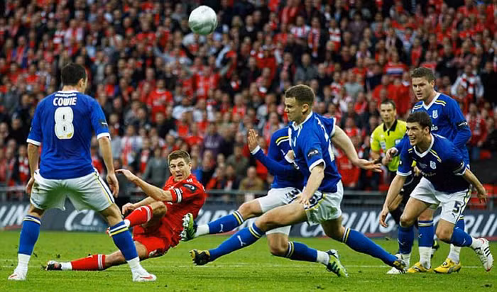 Từ tạt bổng đến sút xa, Liverpool xài mọi lá bài để gỡ hòa nhưng không thắng được hàng thủ chắc chắn của Cardiff