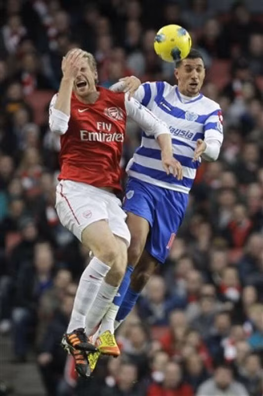 Arsenal sẽ đến Ý mà không có hậu vệ Per Mertesacker, người vừa bị một chấn thương mắt cá trong chiến thắng cuối tuần qua ở Premier League trước Sunderland. Kieran Gibbs có thể sẽ được cho đá trở lại dù chưa hoàn toàn bình phục, với Thomas Vermaelen quay trở lại vào trung tâm, nơi anh đá thoải mái nhất. Aaron Ramsey đã được cho nghỉ hôm thứ Bảy tuần trước nên có thể sẽ ra sân thay Tomas Rosicky.