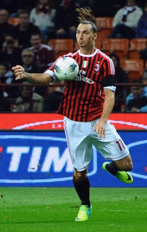 Mark van Bommel và Zlatan Ibrahimovic không có mặt trong trận đấu gần nhất ở Serie A vì án treo giò nhưng họ gần như chắc chắn sẽ đá trước Arsenal. Ibrahimovic có thể sẽ thế chỗ tiền đạo trẻ Stephan El Shaarawy, người đã ghi bàn cho Milan cuối tuần qua trước Udinese, hoặc anh có thể được chọn để đá cắm thay cho Robinho. Antonio Cassano vẫn còn vắng mặt sau khi phẫu thuật tim vào tháng 11/2011.