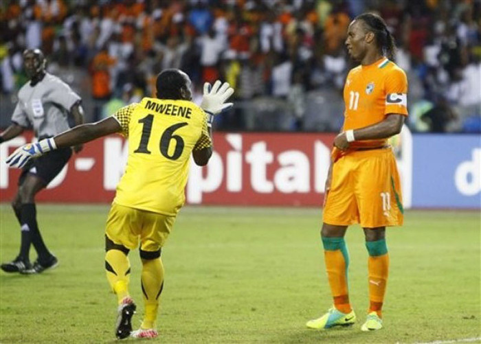 Thủ môn Mweene chế giễu Drogba theo kiểu John Cena. Lần thứ hai Mweene thắng được “Voi rừng”, và đây vẫn chưa phải lần cuối cùng Mweene đánh bại những tuyển thủ áo cam. Thủ môn Mweene chế giễu Drogba theo kiểu John Cena. Lần thứ hai Mweene thắng được “Voi rừng”, và đây vẫn chưa phải lần cuối cùng Mweene đánh bại những tuyển thủ áo cam.