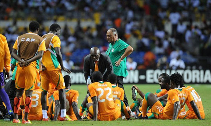 Sự căng thẳng của các cầu thủ Bờ Biển Ngà hiện rõ trên khuôn mặt từng người, bởi họ sắp phải bước qua những phút giây từng khiến đội tuyển nước này lỡ dở với vinh quang. Sự căng thẳng của các cầu thủ Bờ Biển Ngà hiện rõ trên khuôn mặt từng người, bởi họ sắp phải bước qua những phút giây từng khiến đội tuyển nước này lỡ dở với vinh quang.