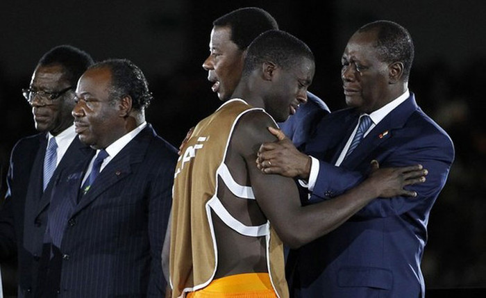 Các thành viên LĐBĐ Bờ Biển Ngà an ủi các cầu thủ, những người đã để thua trước một đối thủ kém hơn mình Các thành viên LĐBĐ Bờ Biển Ngà an ủi các cầu thủ, những người đã để thua trước một đối thủ kém hơn mình