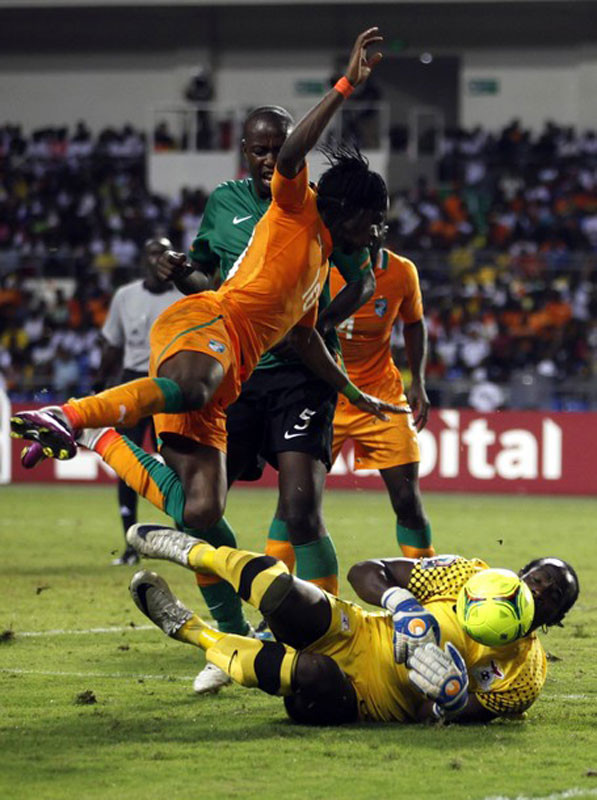 Bất chấp lợi thế khoảng cách, tiền đạo của Chelsea đã không thể thắng được Mweene trong pha nhảy lên đánh đầu Bất chấp lợi thế khoảng cách, tiền đạo của Chelsea đã không thể thắng được Mweene trong pha nhảy lên đánh đầu