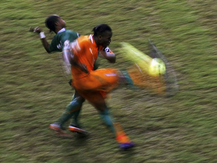 Bức ảnh chụp Drogba thực hiện một đường chuyền quay lưng Bức ảnh chụp Drogba thực hiện một đường chuyền quay lưng