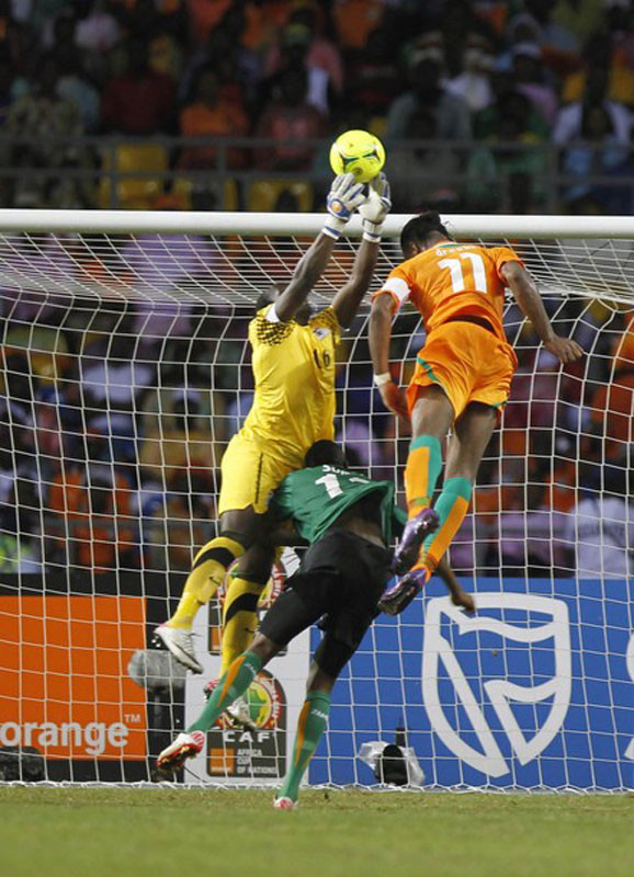 Didier Drogba có một pha không chiến với thủ thành Kennedy Mweene Didier Drogba có một pha không chiến với thủ thành Kennedy Mweene