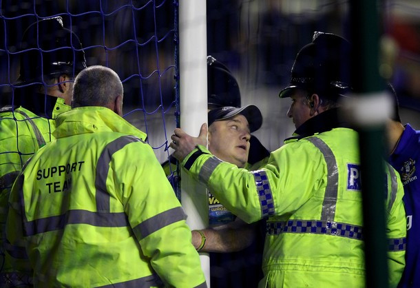 Cảnh sát và lực lượng an ninh sân Goodison Park vất vả giải cứu cổ động viên này. (Xem chùm ảnh ấn tượng vòng đấu: Man đỏ thăng hoa, Man xanh tắt lịm) Cảnh sát và lực lượng an ninh sân Goodison Park vất vả giải cứu cổ động viên này. (Xem chùm ảnh ấn tượng vòng đấu: Man đỏ thăng hoa, Man xanh tắt lịm)
