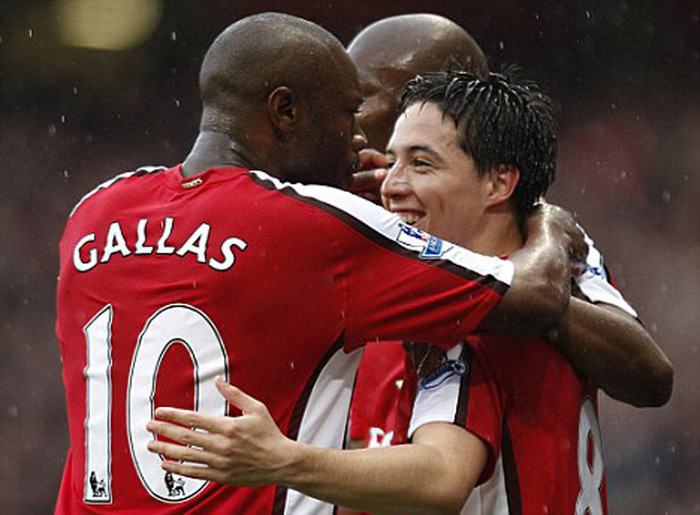 Ngày còn ở Arsenal, họ là đồng đội của nhau Ngày còn ở Arsenal, họ là đồng đội của nhau