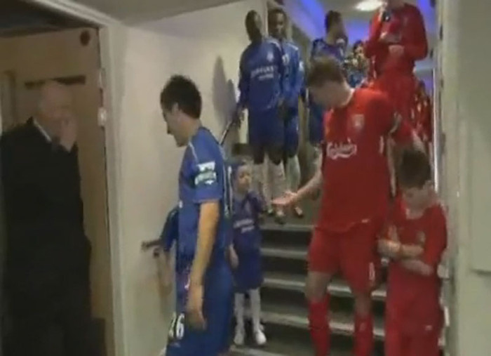 Nhưng không phải lúc nào mọi thứ cũng căng thẳng, như giữa Steven Gerrard với cậu bé của Chelsea này Nhưng không phải lúc nào mọi thứ cũng căng thẳng, như giữa Steven Gerrard với cậu bé của Chelsea này