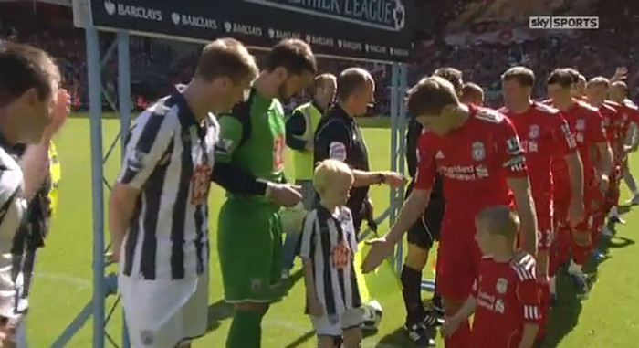 Có lời đồn đại rằng, Gerrard thường xuyên “tự sướng” trước giờ thi đấu, do đó bọn trẻ không ai dám bắt tay anh (!?) Có lời đồn đại rằng, Gerrard thường xuyên “tự sướng” trước giờ thi đấu, do đó bọn trẻ không ai dám bắt tay anh (!?)