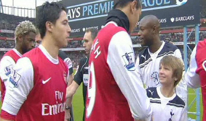 Nhưng rồi Gallas và Nasri gây chuyện bởi cái chỗ ngồi trên xe bus của tuyển Pháp. Và khi Gallas chuyển tới Tottenham... Nhưng rồi Gallas và Nasri gây chuyện bởi cái chỗ ngồi trên xe bus của tuyển Pháp. Và khi Gallas chuyển tới Tottenham...