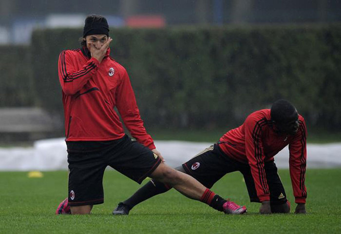 8. Liều mạng với Onyewu. Hai người này lao vào nhau sau một hồi cãi cọ và thậm chí có kẻ sẽ thành tật nếu các đồng đội không lao vào ngăn