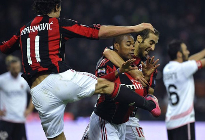 5. Bất ngờ sút bụng Robinho, ngay sau khi đồng đội ghi được bàn thắng