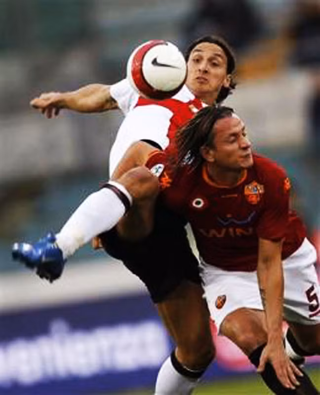 4. Va chạm với Mexes. Đây không phải Taekwondo, đây là kung-fu.