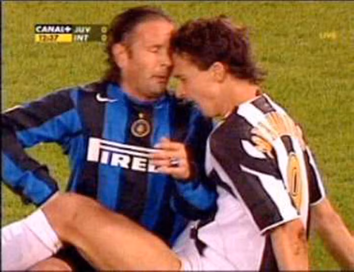 3. Húc đầu Mihajlovic. Từ ngày còn ở Juve, Ibra đã thành danh là một bậc võ sư.