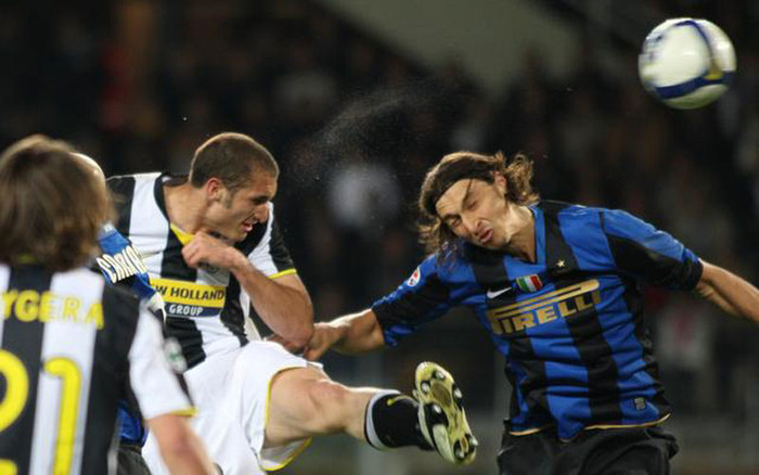 6. Tỷ thí với Chiellini. Cả hai cầu thủ này đều thuộc hàng rắn mặt nên họ tạo thành một trận đấu võ kinh điển