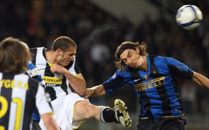 6. Tỷ thí với Chiellini. Cả hai cầu thủ này đều thuộc hàng rắn mặt nên họ tạo thành một trận đấu võ kinh điển