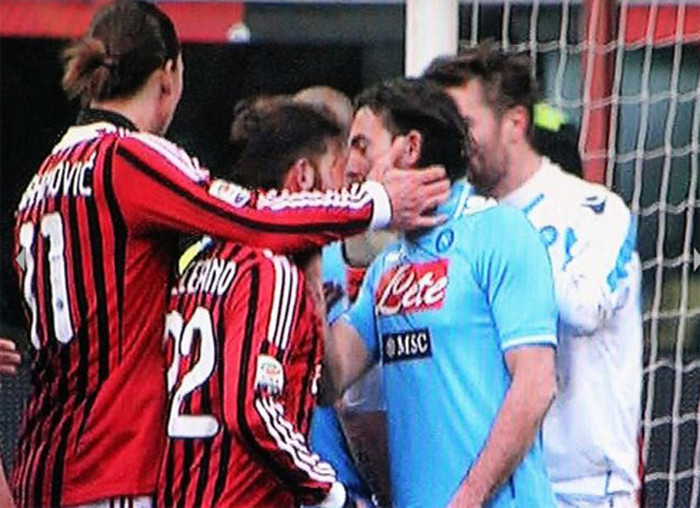 1. Tranh thủ tát Aronica (Napoli). Ibra bị treo giò 2 trận vì pha đánh úp này