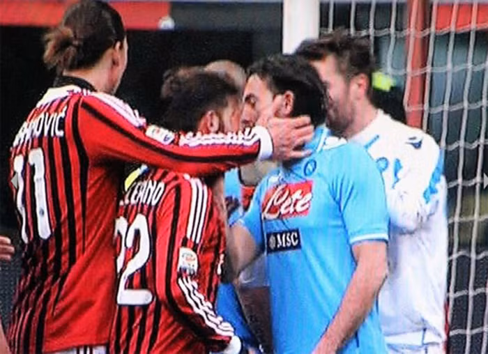 1. Tranh thủ tát Aronica (Napoli). Ibra bị treo giò 2 trận vì pha đánh úp này