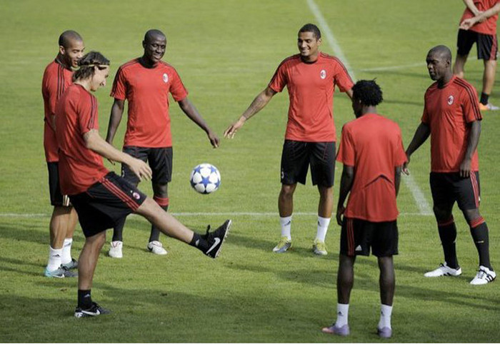 2. Đá Rodney Strasser trên sân tập. Đây là lần đầu tiên chân sút người Thụy Điển dợt võ với đồng đội