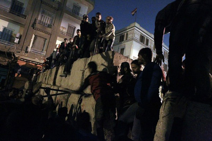 Đến tối, đoàn biểu tình đã tiếp cận tòa nhà Bộ nội vụ. Họ ra sức dỡ bỏ những khối bê tông do cảnh sát dàn ra để chặn đường Đến tối, đoàn biểu tình đã tiếp cận tòa nhà Bộ nội vụ. Họ ra sức dỡ bỏ những khối bê tông do cảnh sát dàn ra để chặn đường