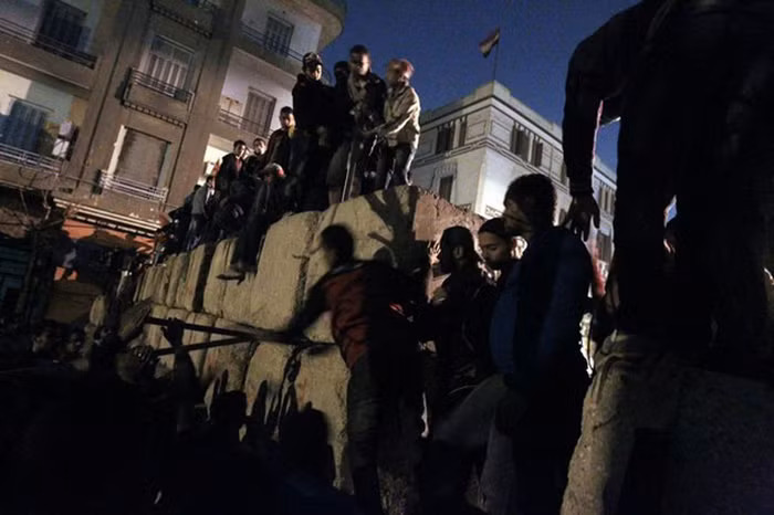 Đến tối, đoàn biểu tình đã tiếp cận tòa nhà Bộ nội vụ. Họ ra sức dỡ bỏ những khối bê tông do cảnh sát dàn ra để chặn đường