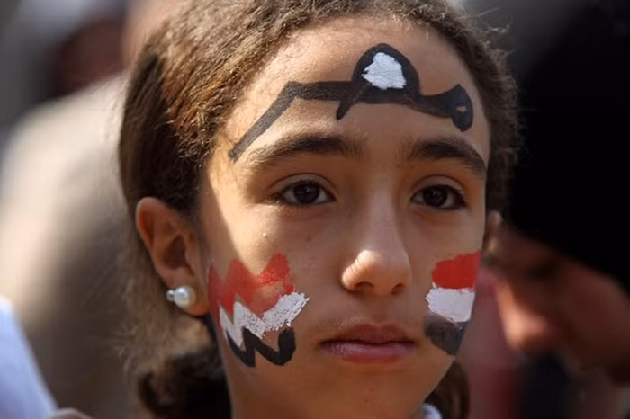 Đôi mắt buồn thảm của một cô bé Ai Cập. Xứ sở Pharaoh đã trải qua sóng gió trong hơn 1 năm qua, nhưng cho tới bây giờ những đứa trẻ như em vẫn chưa được sống trong yên bình