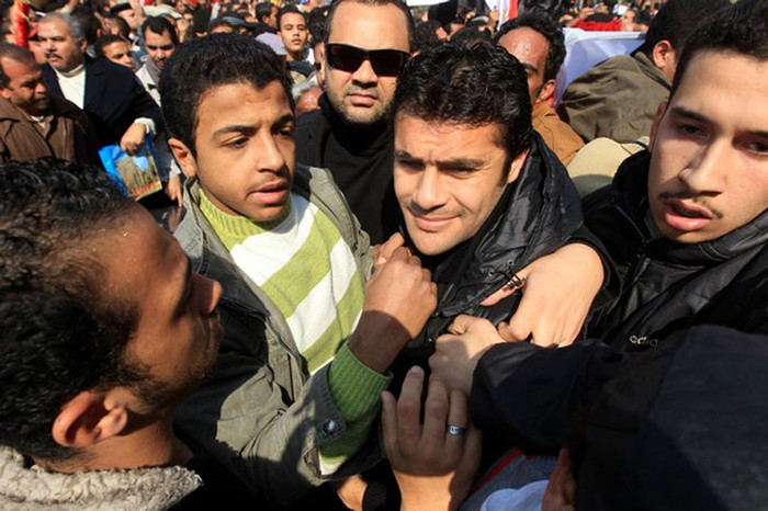 Ahmed Hassan (thứ hai từ phải sang), cầu thủ xuất sắc nhất châu Phi 2010, cũng tham gia vào cuộc biểu tình này Ahmed Hassan (thứ hai từ phải sang), cầu thủ xuất sắc nhất châu Phi 2010, cũng tham gia vào cuộc biểu tình này