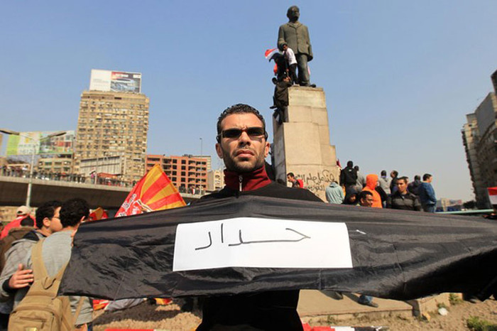 Người này mang theo dải ruy băng đề vỏn vẹn chữ “đau xót” Người này mang theo dải ruy băng đề vỏn vẹn chữ “đau xót”