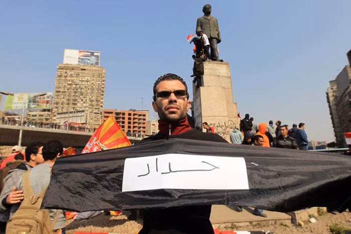 Người này mang theo dải ruy băng đề vỏn vẹn chữ “đau xót”