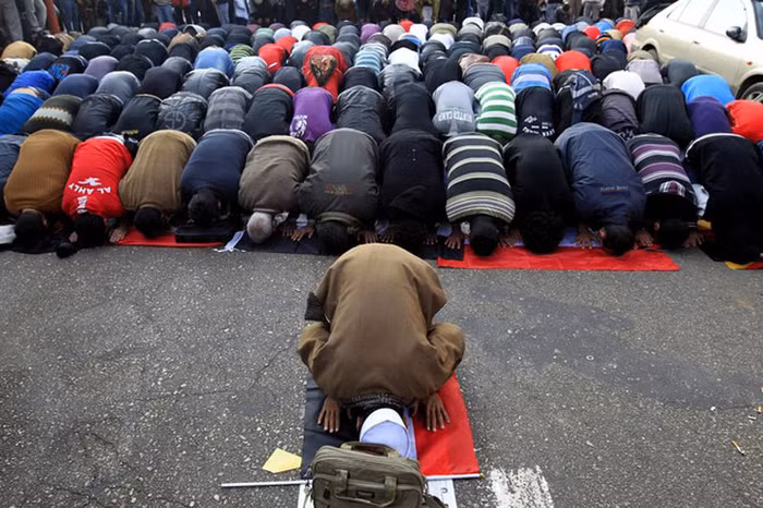 Những người Ai Cập cầu nguyện bên ngoài sân vận động của Al-Ahly