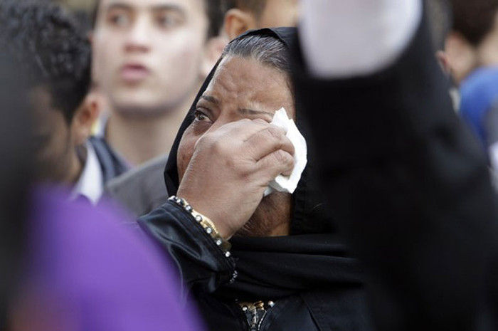 Một người phụ nữ gạt nước mắt trong đoàn biểu tình Một người phụ nữ gạt nước mắt trong đoàn biểu tình