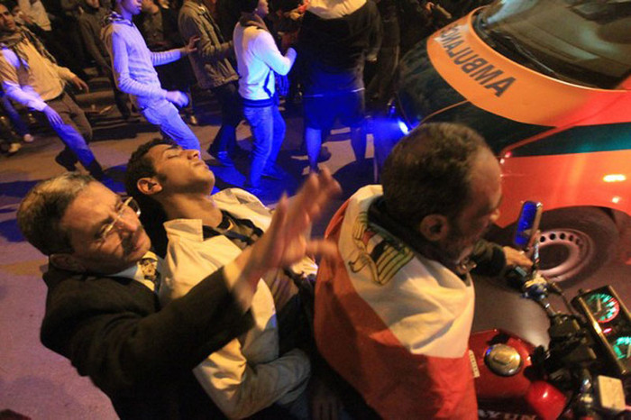 Xe cứu thương không thể vào nổi khiến những người bị nhiễm hơi cay phải được đưa bằng xe máy ra khỏi hiện trường Xe cứu thương không thể vào nổi khiến những người bị nhiễm hơi cay phải được đưa bằng xe máy ra khỏi hiện trường