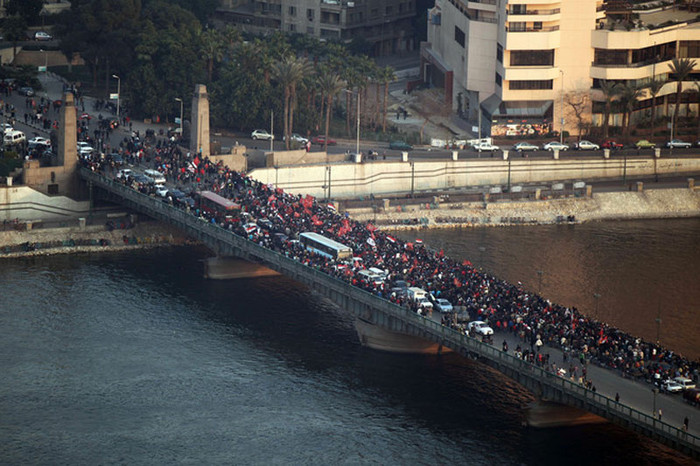 Góc nhìn từ xa cảnh đoàn biểu tình tiến đi trên cây cầu mùng 6/10, ngày lễ kỷ niệm của Lực lượng vũ trang Ai Cập. Trớ trêu thay khi gần 10.000 người đang biểu tình phản đối những người thực hiện nhiệm vụ giữ gìn trật tự trị an. Góc nhìn từ xa cảnh đoàn biểu tình tiến đi trên cây cầu mùng 6/10, ngày lễ kỷ niệm của Lực lượng vũ trang Ai Cập. Trớ trêu thay khi gần 10.000 người đang biểu tình phản đối những người thực hiện nhiệm vụ giữ gìn trật tự trị an.