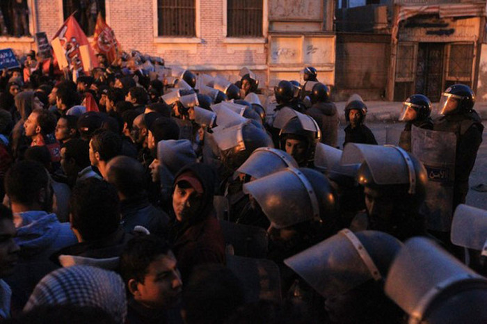 Họ bị lực lượng cảnh sát có vũ trang nhẹ với khiên chống bạo động ngăn cản Họ bị lực lượng cảnh sát có vũ trang nhẹ với khiên chống bạo động ngăn cản