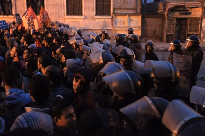 Họ bị lực lượng cảnh sát có vũ trang nhẹ với khiên chống bạo động ngăn cản