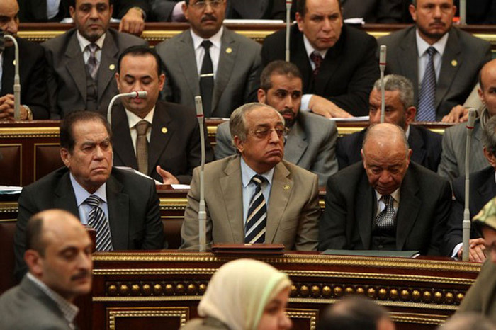 Trong lúc những người Ai Cập đang đổ xuống đường, cuộc họp khẩn cấp được chính phủ của thủ tướng Kamal al-Ganzuri chủ trì diễn ra trong sự căng thẳng. Mọi trách nhiệm đang bị dội lên đầu quân đội khi không làm được gì để ngăn chặn bạo loạn Trong lúc những người Ai Cập đang đổ xuống đường, cuộc họp khẩn cấp được chính phủ của thủ tướng Kamal al-Ganzuri chủ trì diễn ra trong sự căng thẳng. Mọi trách nhiệm đang bị dội lên đầu quân đội khi không làm được gì để ngăn chặn bạo loạn